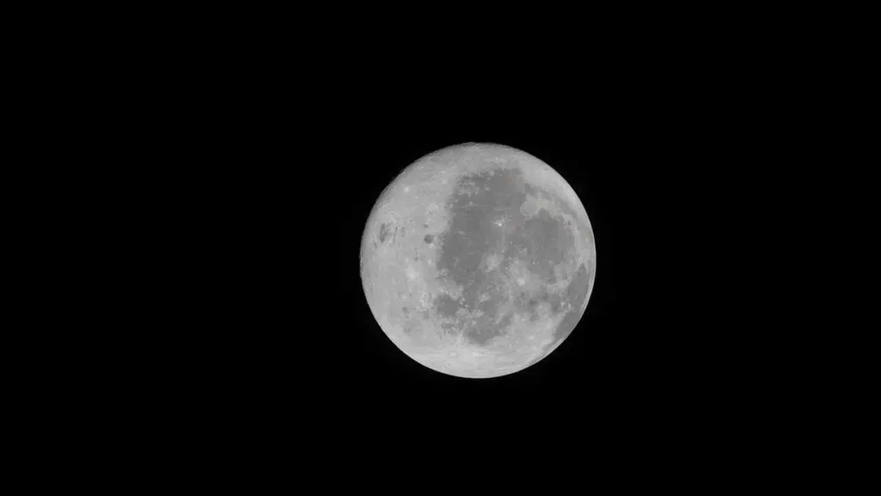 Artemis II cruzó la cara oculta de la Luna y emprendió el regreso