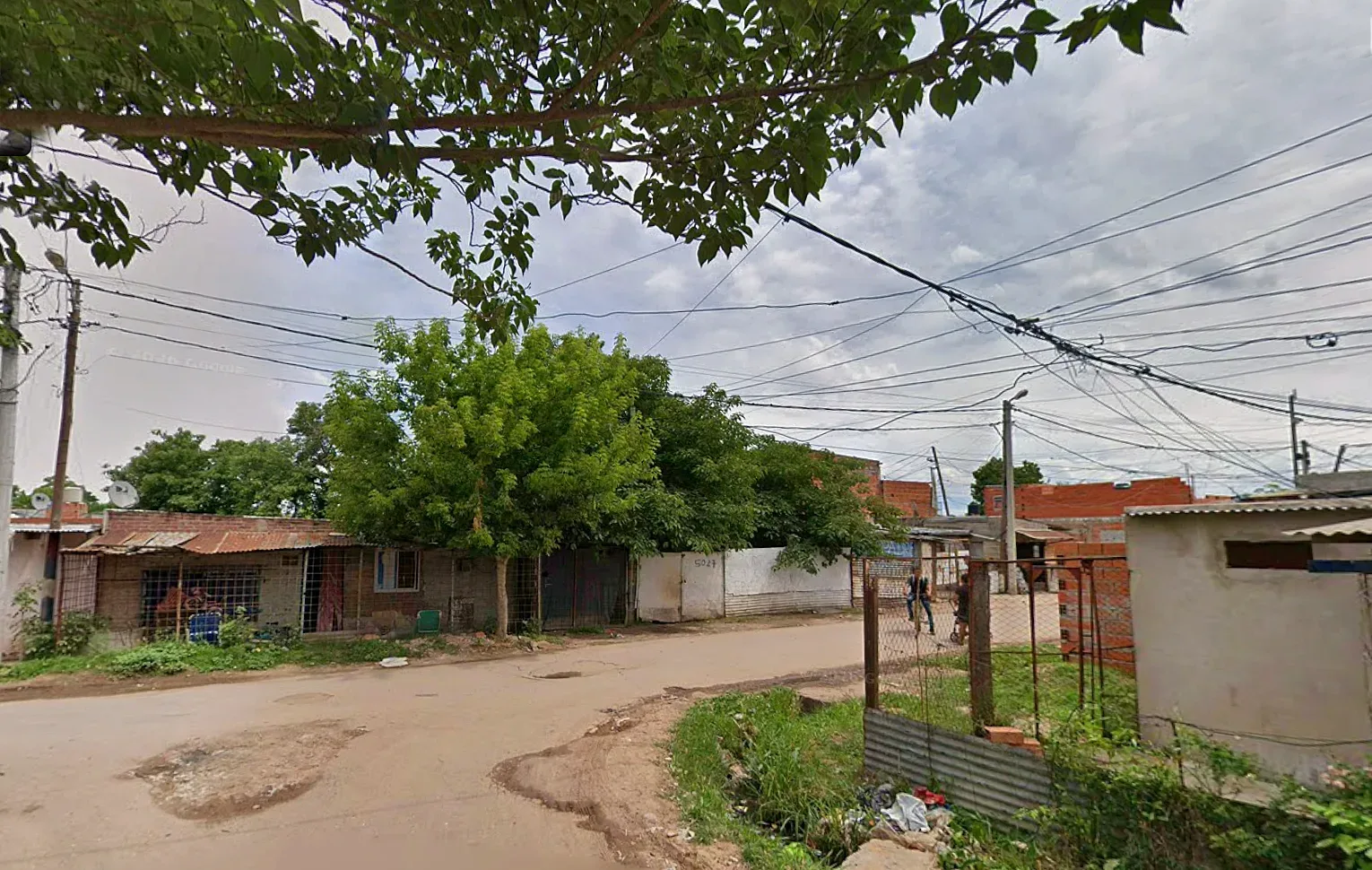Asesinaron a balazos a un joven de 20 años e hirieron a una chica de 19 en Vía Honda, Rosario