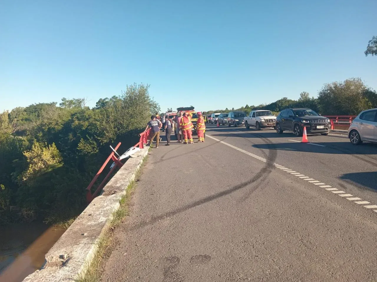 Camión cayó al río Carcarañá en la autopista Estanislao López; chofer sobrevivió