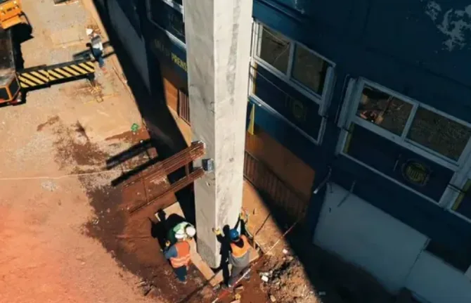 Central instaló la primera columna de la tercera bandeja en el Gigante