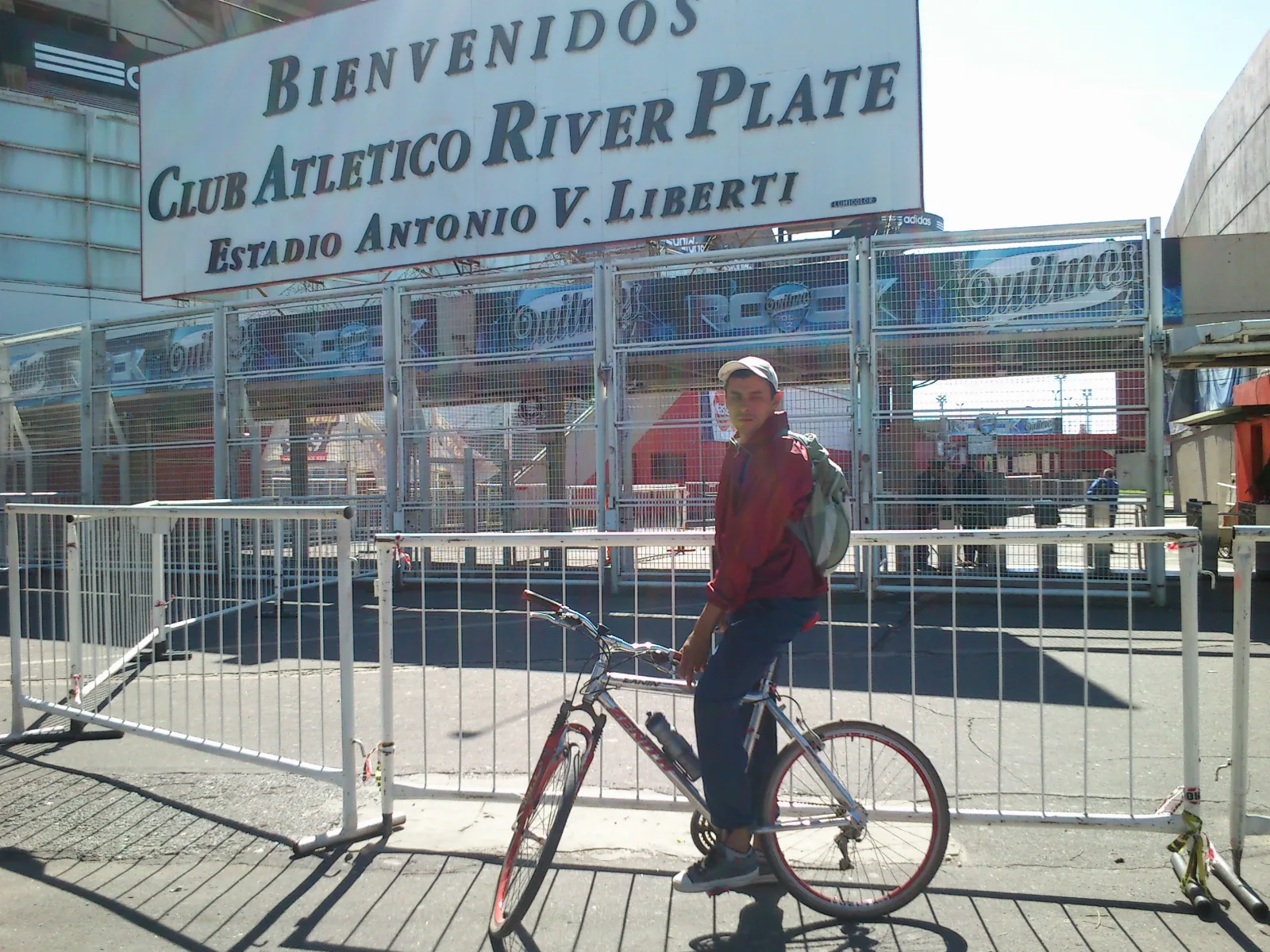 Dany frente al club...........