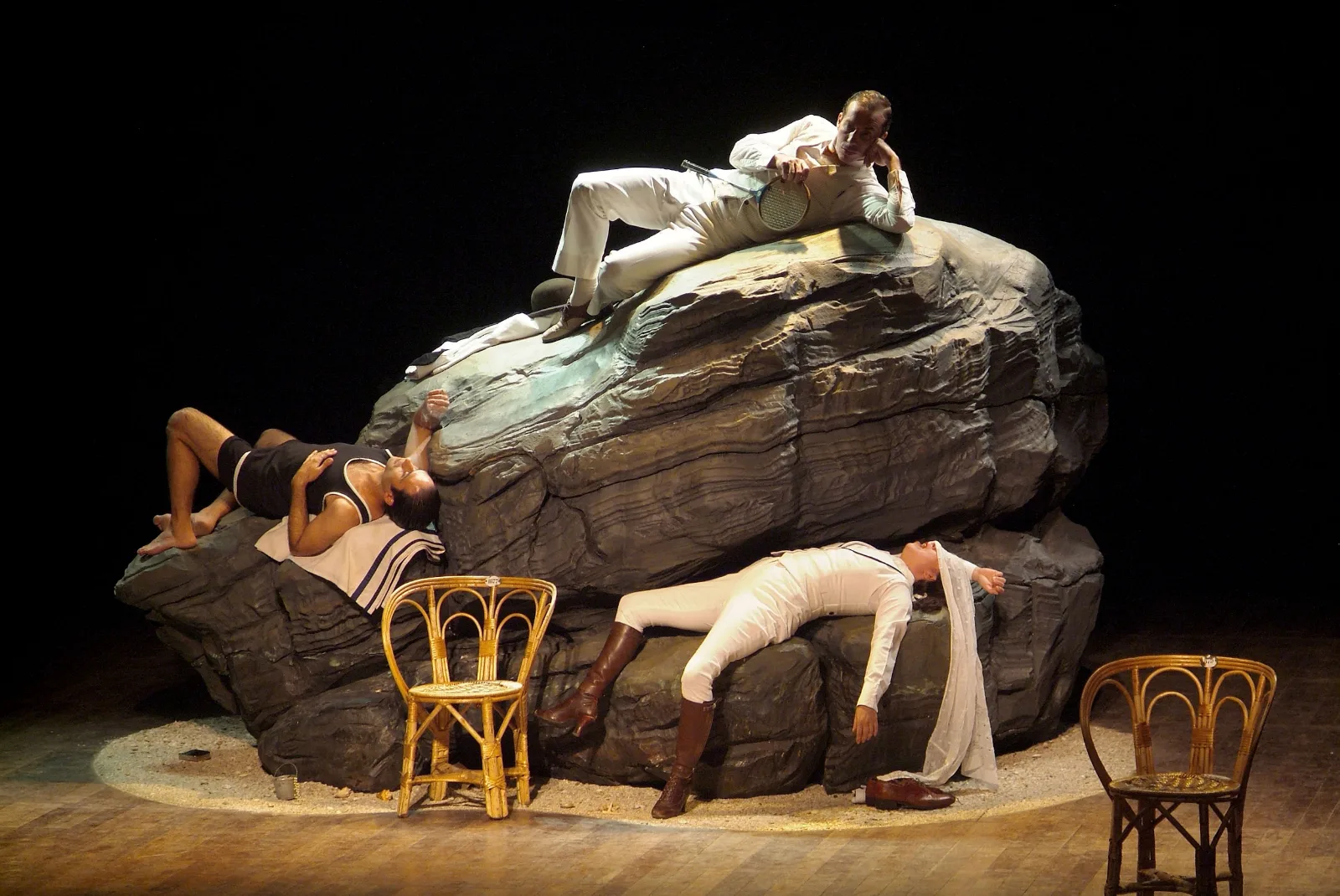 Inauguración de la temporada de teatro con la obra "Ala de criados", escrita y dirigida por Mauricio Kartun y ambientada en un club de tiro al pichón de Mar del Plata donde se refugia la aristocracia