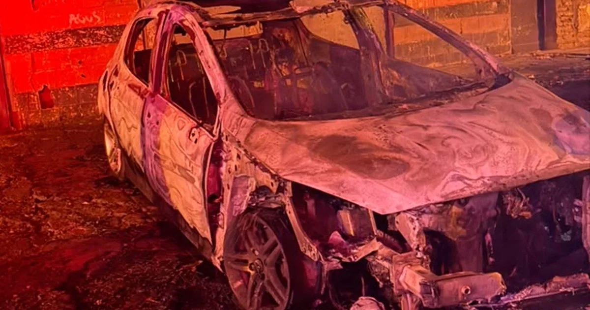 Dos autos incendiados en Tablada y Arroyito durante el partido de Central por Libertadores