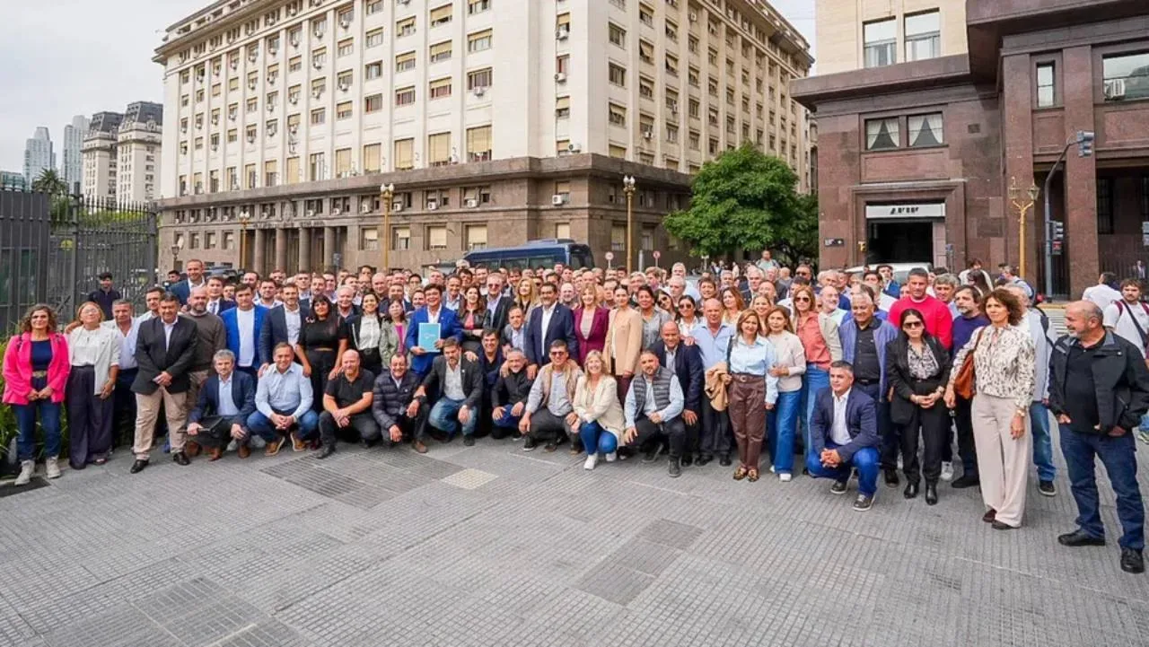 Intendentes reclaman fondos y obras en Economía: 6,1 billones retenidos, naftas en el centro del debate