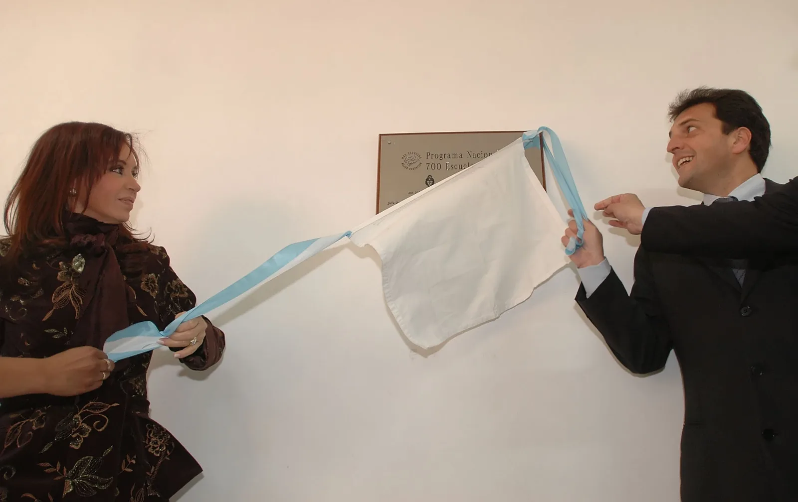 La Presidenta decubre una placa en el nuevo jardín, junto al jefe de Gabinete, Sergio Massa