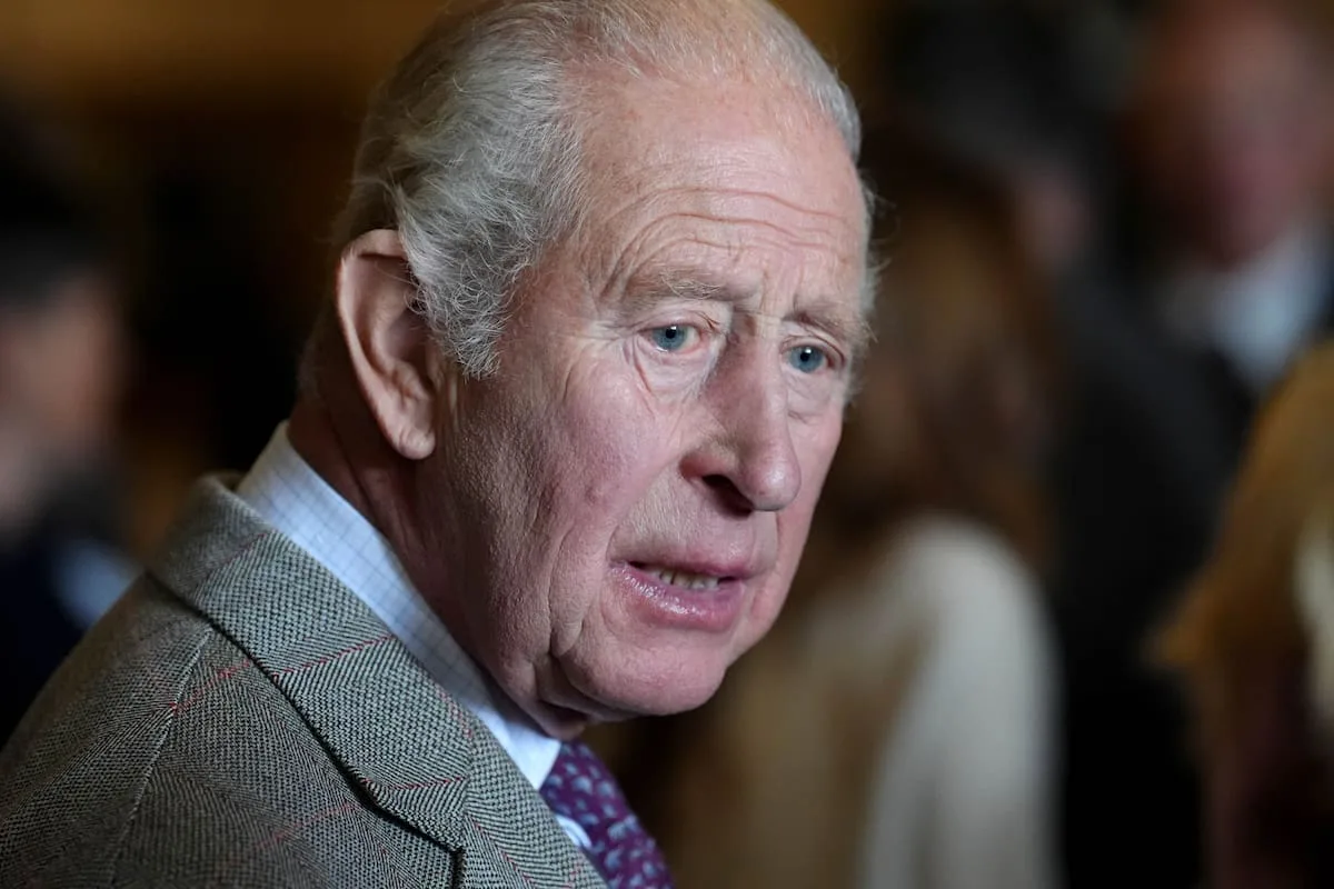 La semana complicada de Carlos III: del robo de libros que expuso secretos sobre Lady Di al regreso de Harry
