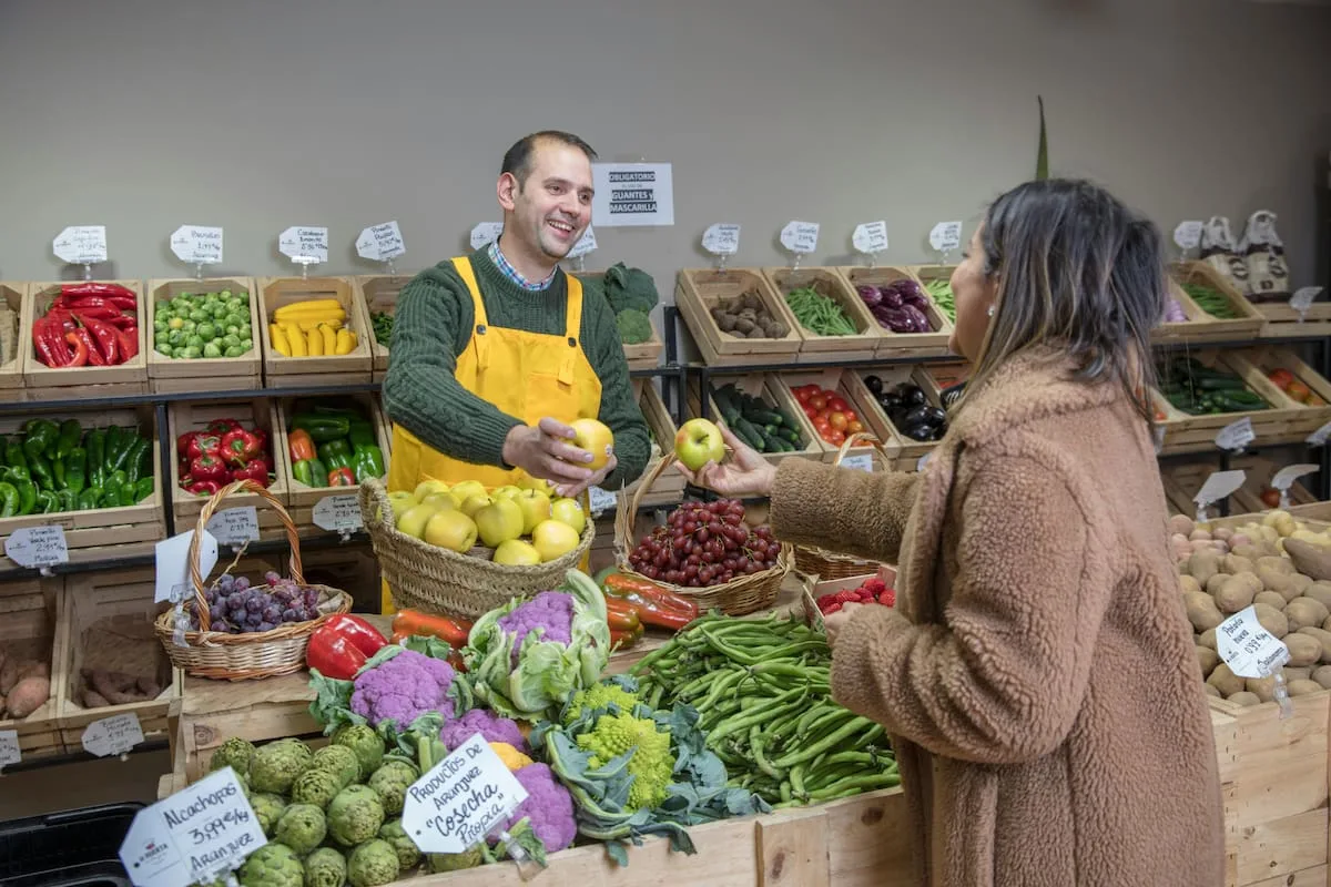 Los 12 alimentos más contaminados en 2026 y qué hacer al respecto