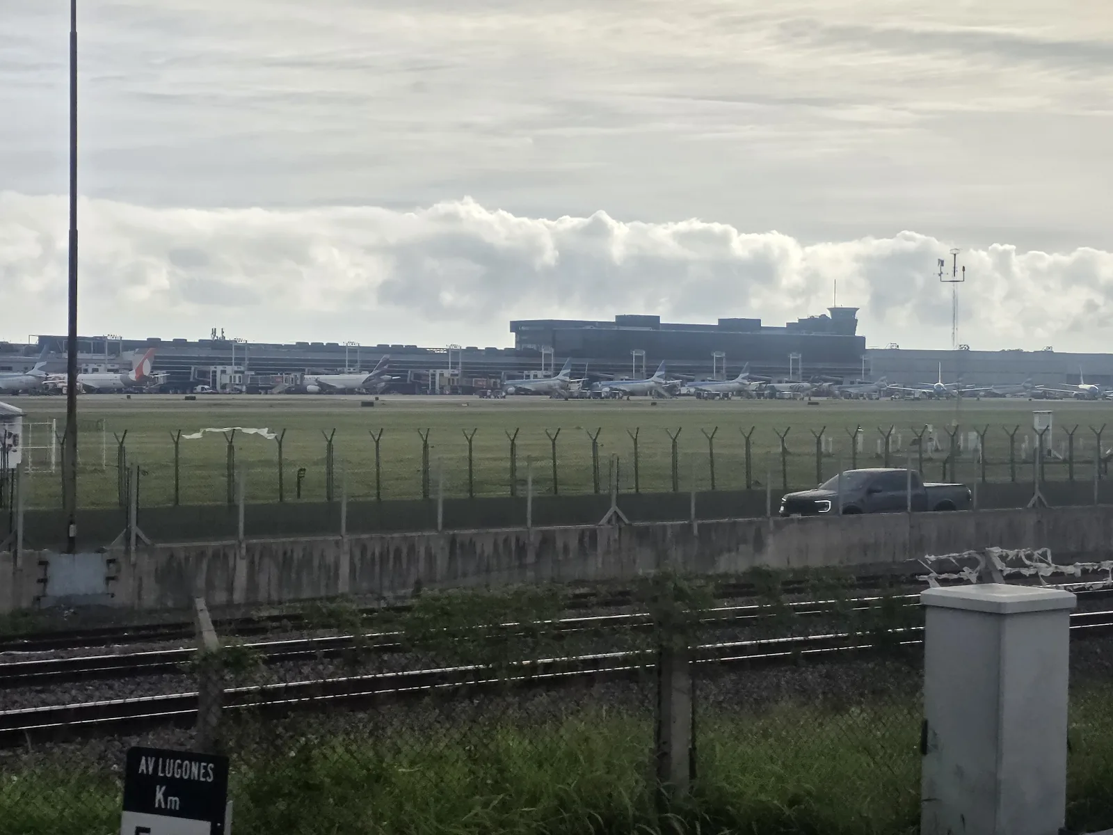 Lateral de pista de aterrizaje de Aeroparque "Jorge Newbery" (Ciudad de Buenos Aires, Argentina).