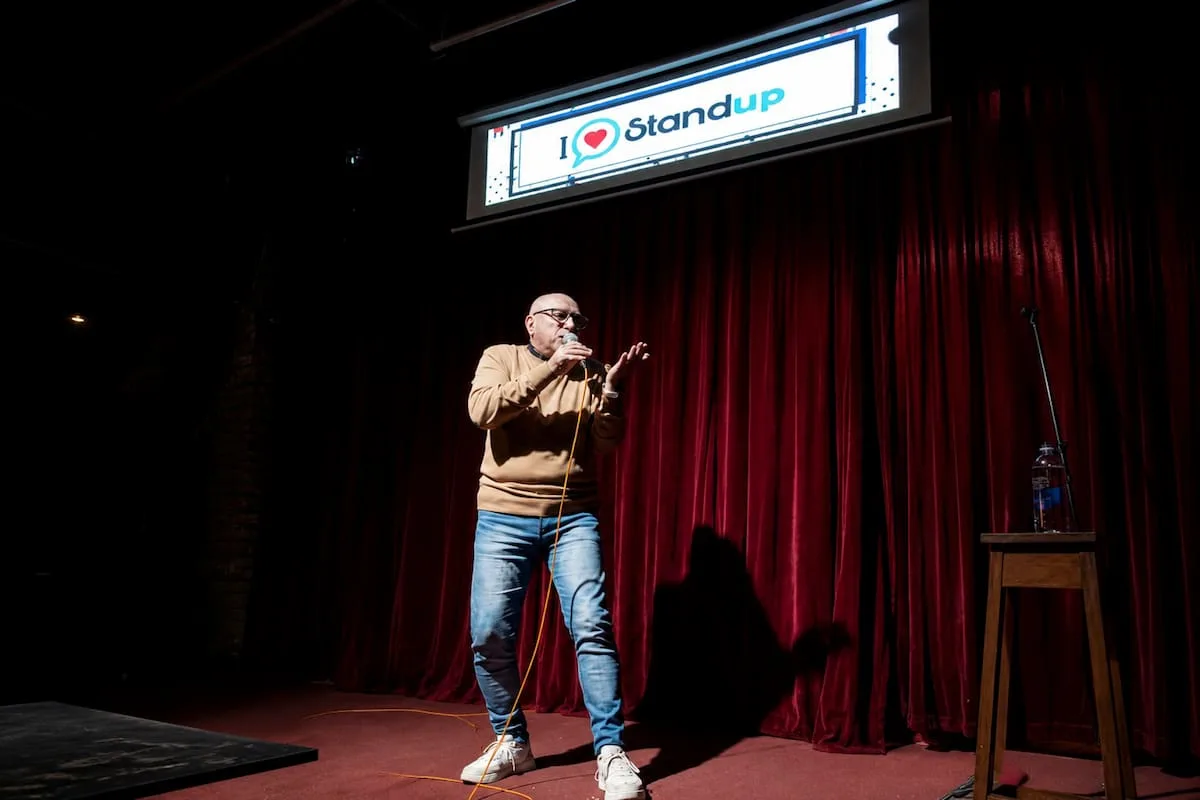 Stand up para mayores: la risa como reencuentro y posibilidad