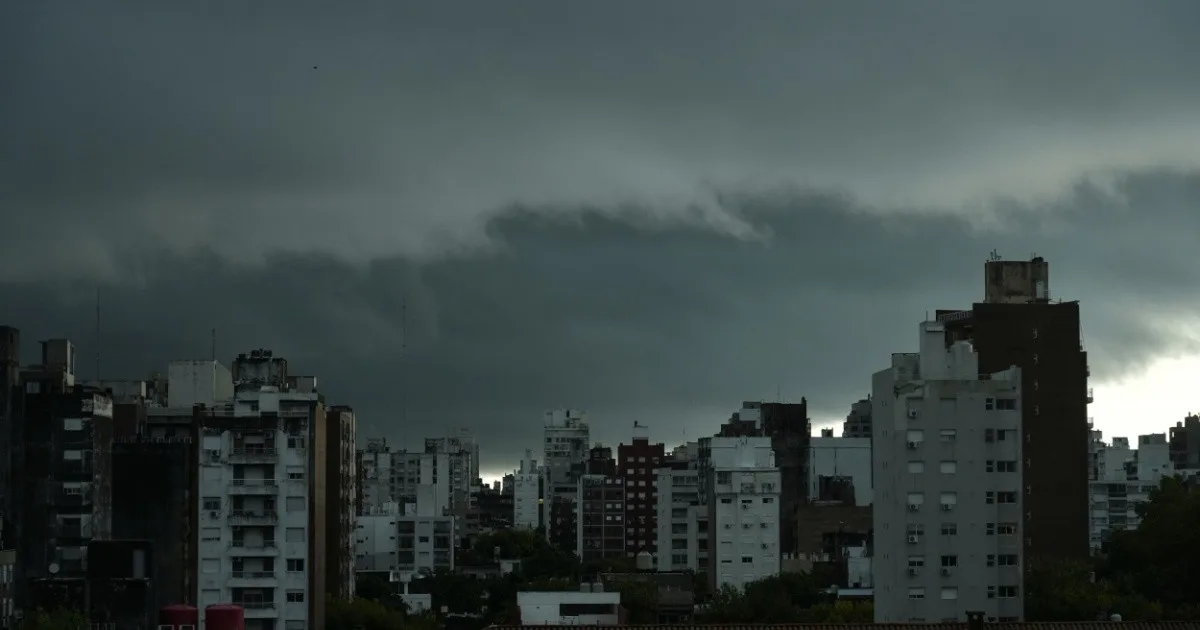 Triple alerta meteorológica en Rosario: tormentas, ráfagas y fuerte descenso térmico