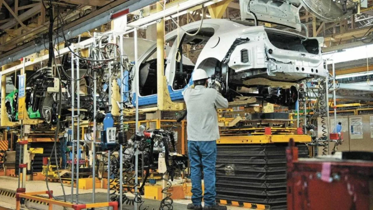 Actividad económica cayó 2,9% interanual en febrero y muestra una economía a dos velocidades