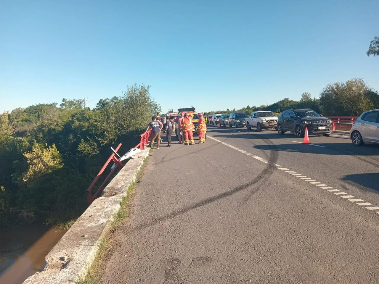 Camión cayó al río Carcarañá en la autopista Estanislao López; chofer sobrevivió