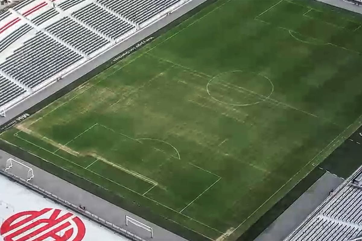 El césped del Monumental llega al superclásico con daños y plantea dilemas dirigenciales