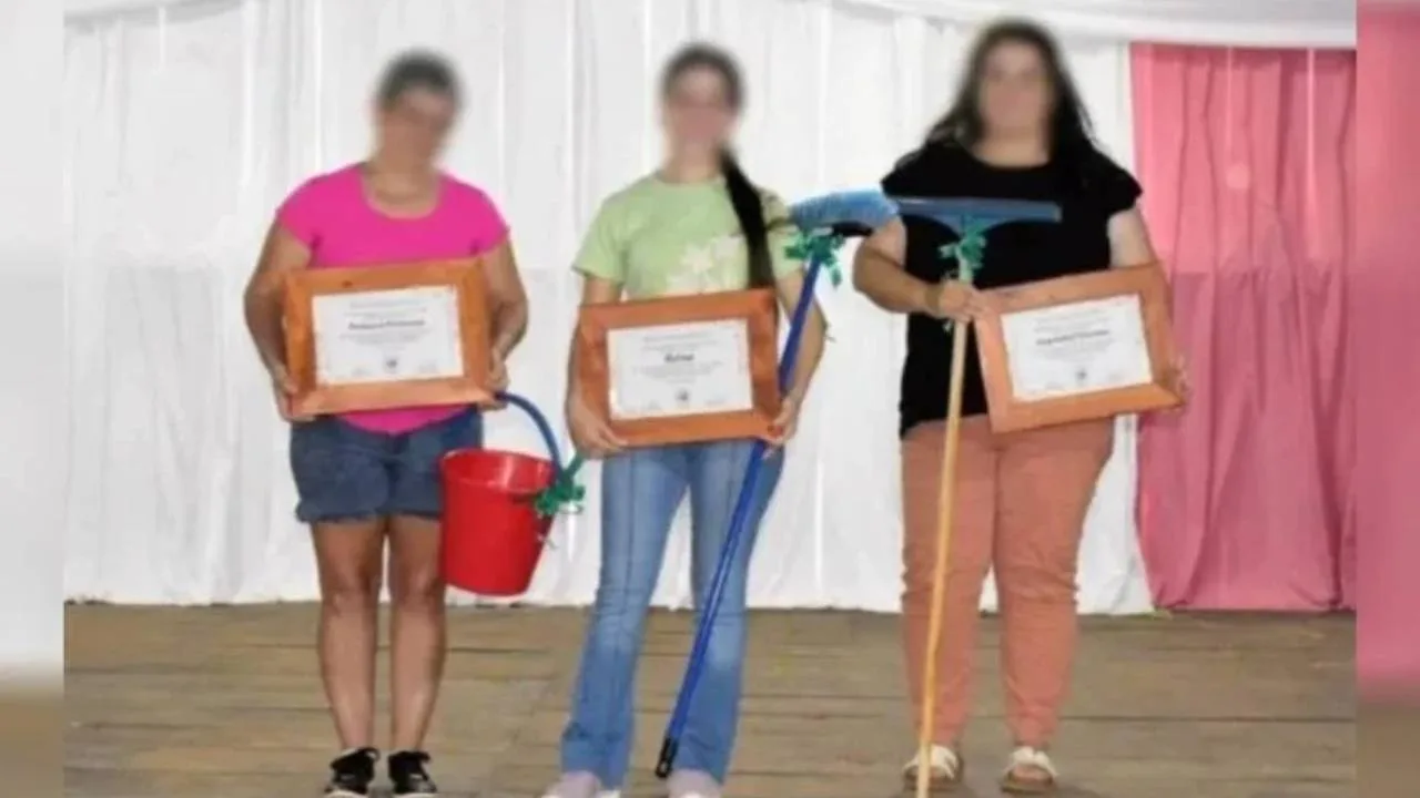 En Colonia Aurora regalaron baldes y escobas en un acto por el 8M y despertó polémica
